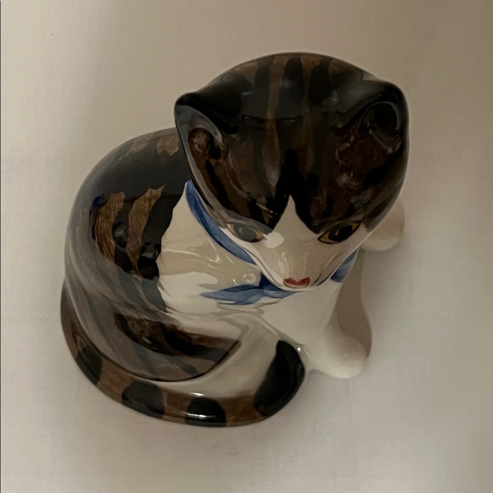 Vintage Ceramic Tabby Cat Figurine with Blue Scarf by N.S. Gustin Hand painted - Picture 9 of 10